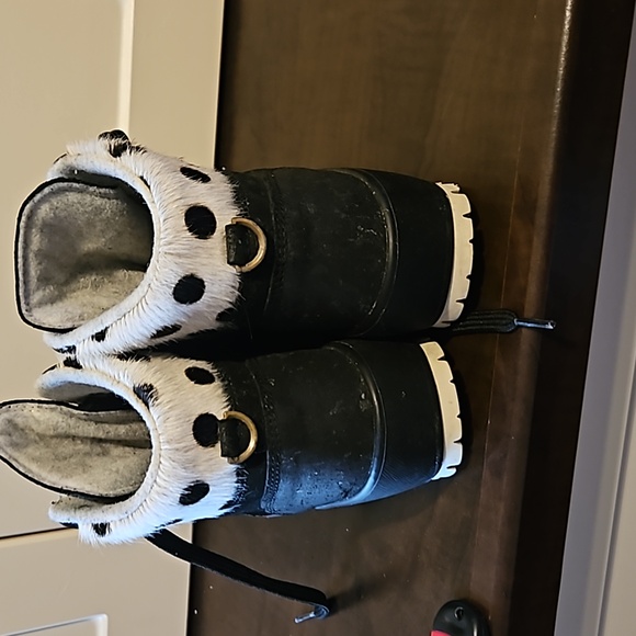 Olang ankle black boots with white trim and black polka dots. - Picture 3 of 5